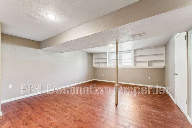 Building Photo - 525 NE Karapat Dr