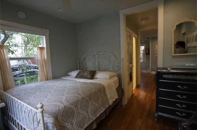 Building Photo - 215 W Beach Pl