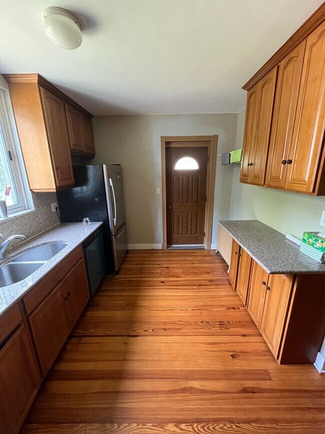 Building Photo - 3 Bedroom Squirrel Hill Home Available Now!
