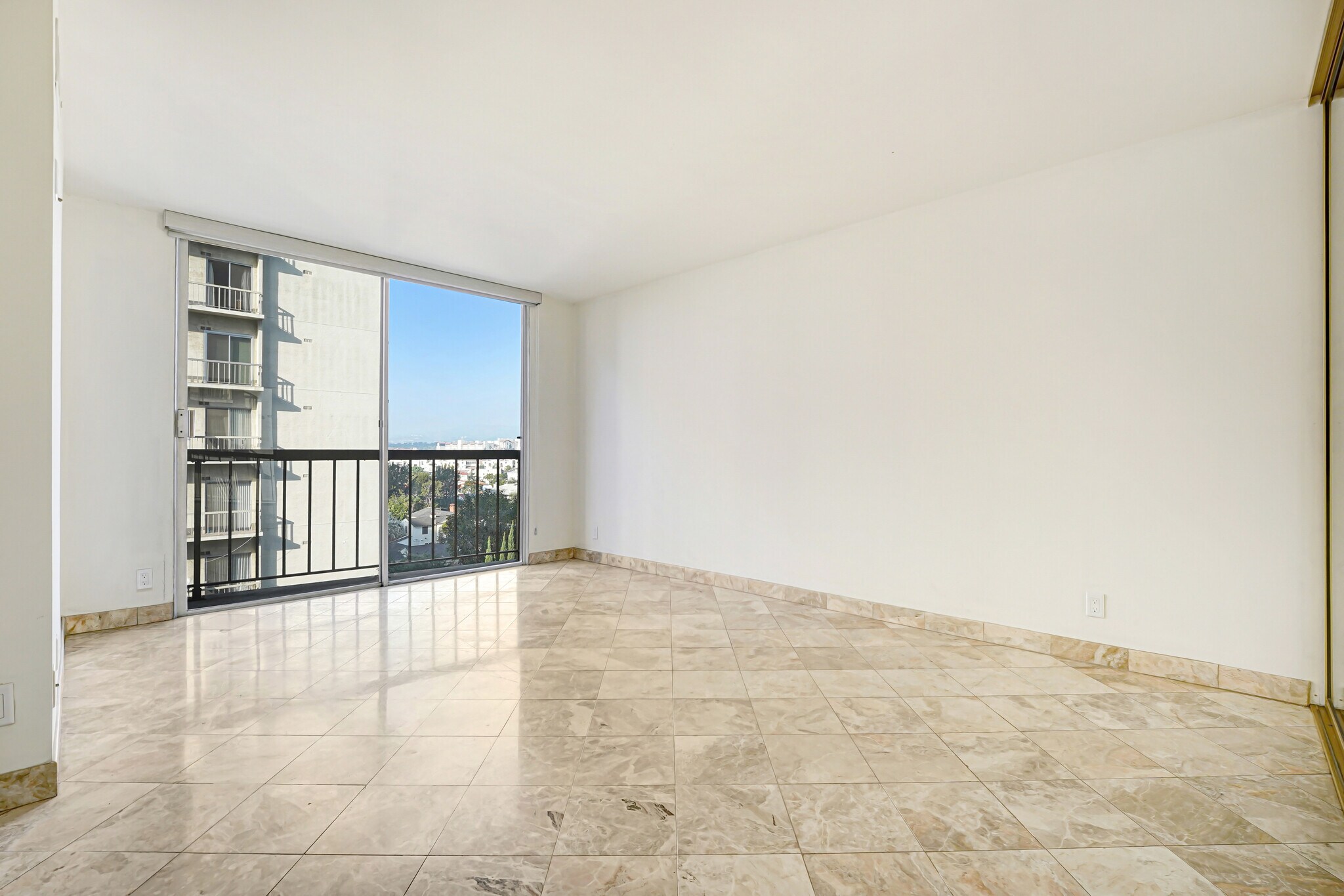 Building Photo - 10747 Wilshire Blvd