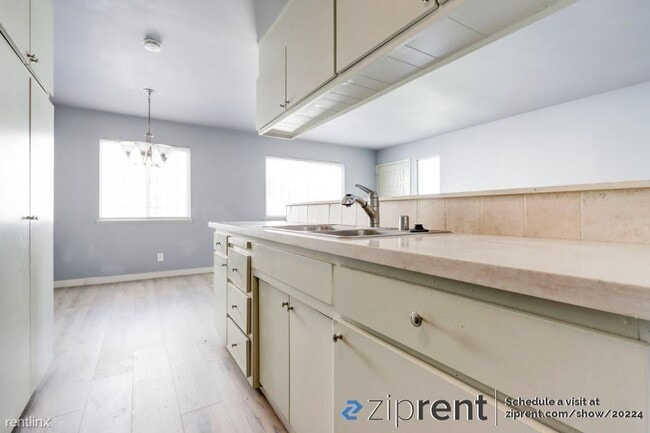 Building Photo - 2 br, 1 bath Townhome - 7384 Franklin Blvd...