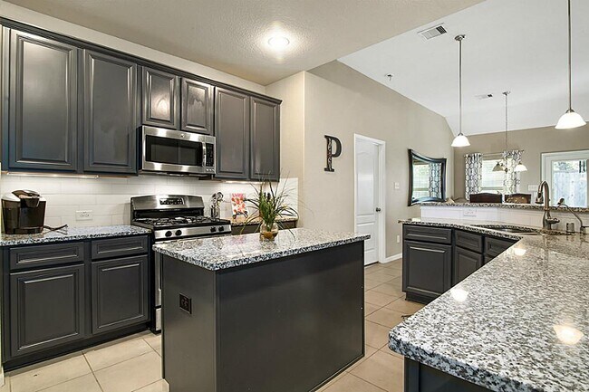 Building Photo - 7631 Willow School Dr