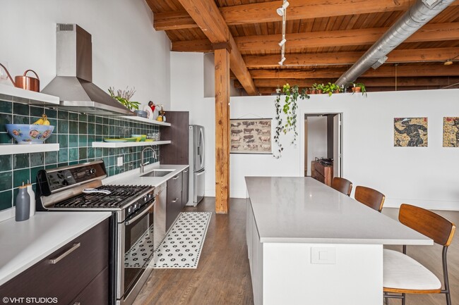 Building Photo - 2544 W North Ave