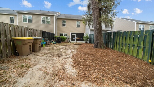 Building Photo - Stylish 3 Bedroom Townhome in The Commons – Richmond Hill Living at Its Finest