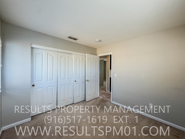 Building Photo - Lovely 4 Bedroom Home in Great Neighborhood