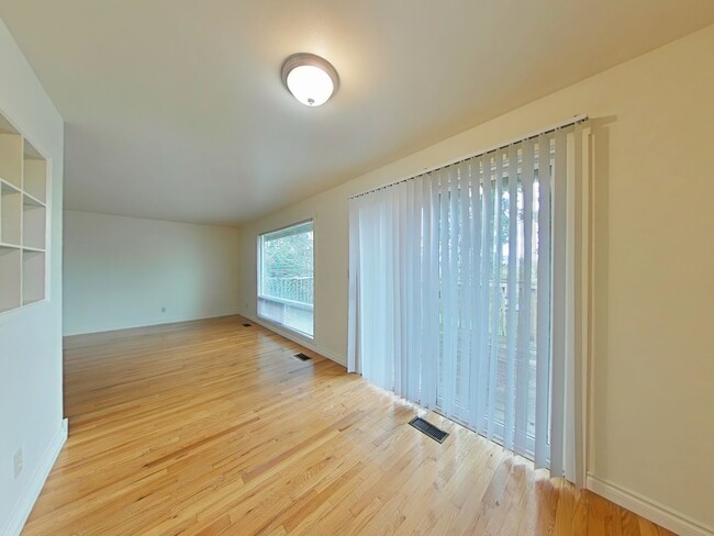 Building Photo - 4 Bedroom House ~ Close to Corvallis Count...