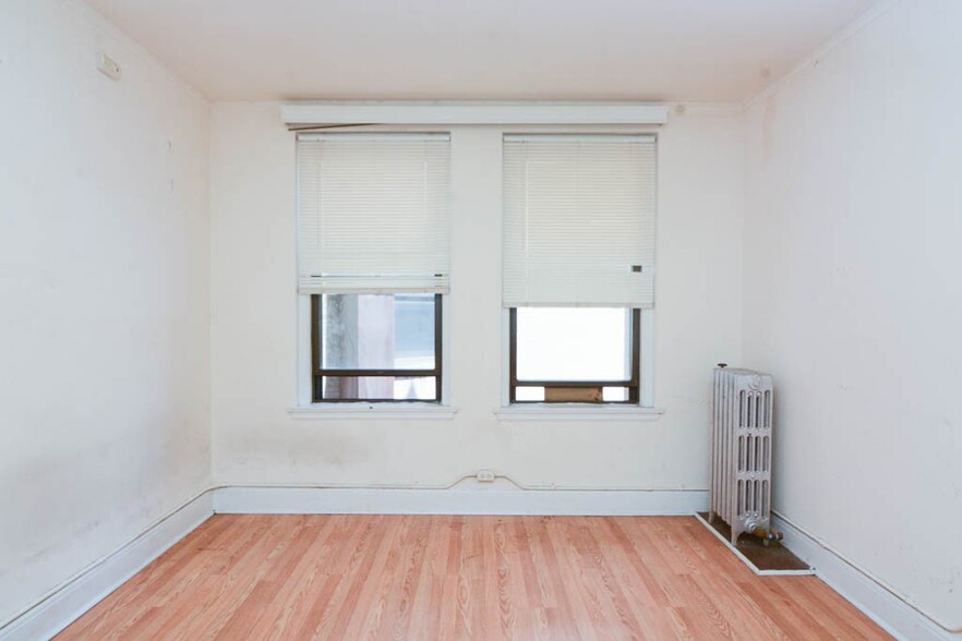 Building Photo - 3335 W Diversey Ave
