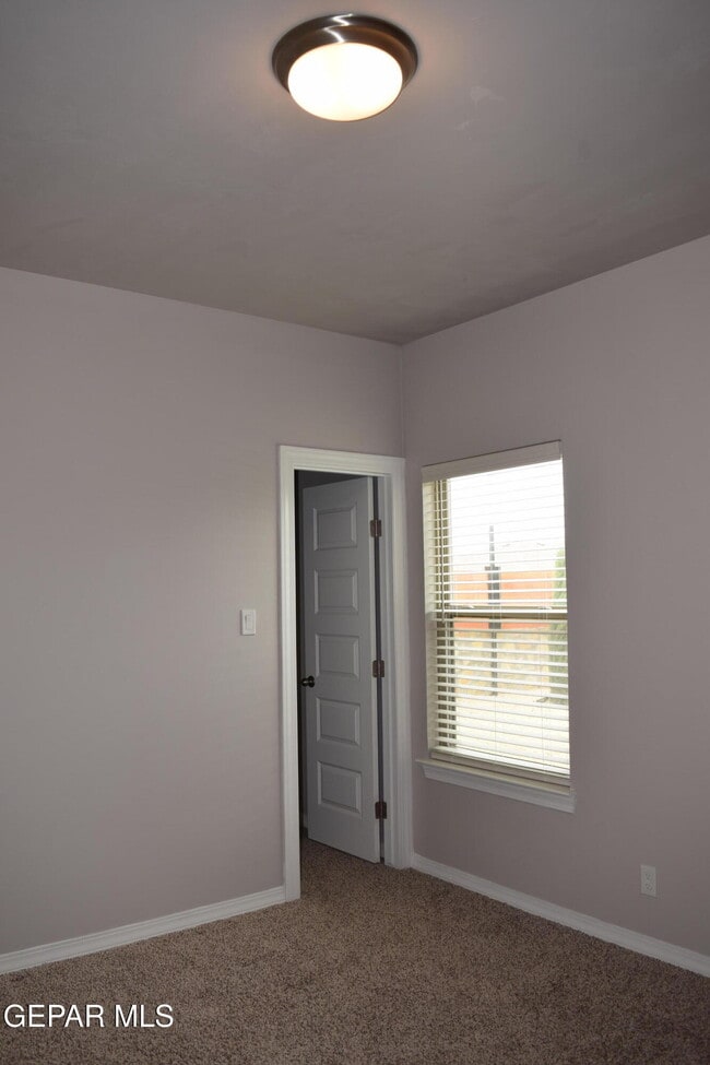 Building Photo - 355 Sol Ct