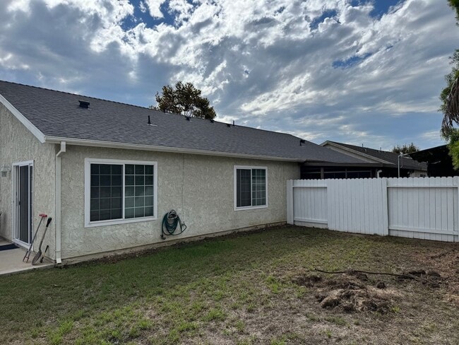 Building Photo - One story home in Camarillo's Mission Oaks area