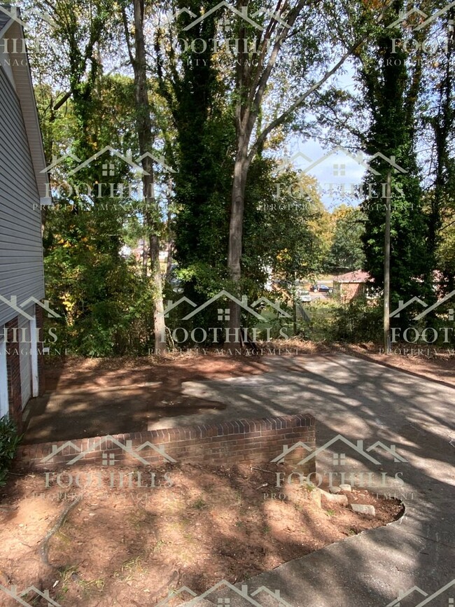 Building Photo - Charming 3 Bedroom/2 Bath single family ho...