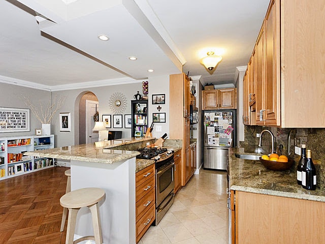 Kitchen - 2052 N Lincoln Park W