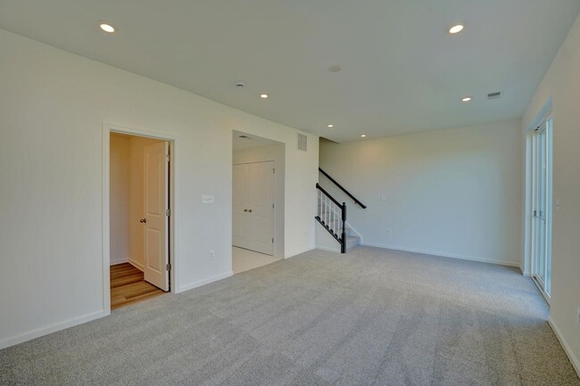 Building Photo - **Spacious 4-Bedroom Townhome in Middletow...