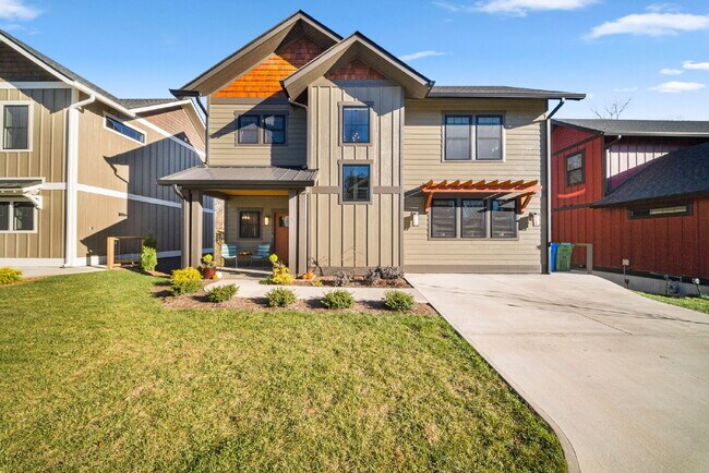 Building Photo - Fully Furnished | Asheville Area | 3–12 Month Leases Available