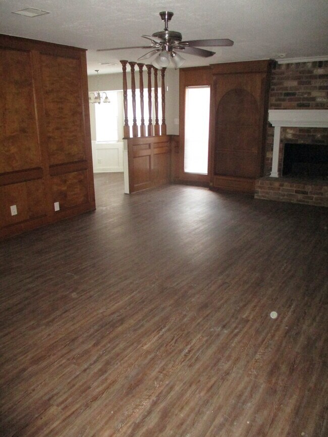 Building Photo - Call 832-538-3442 To Schedule Your Showing...