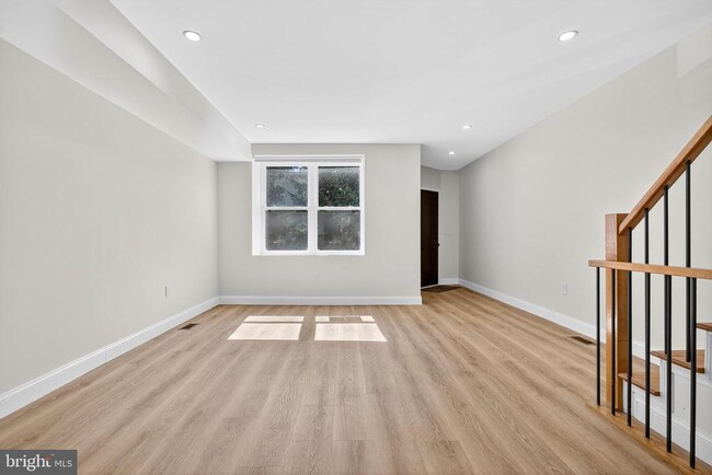 Building Photo - 5925 Woodcrest Ave