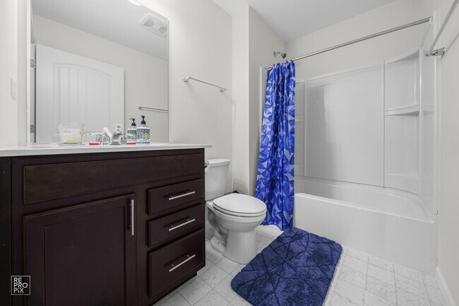 Building Photo - South Naperville Executive Style Rental First Floor Bed and Bath