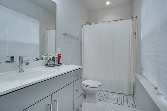 Building Photo - Luxury Townhome with Stunning Views and Pr...