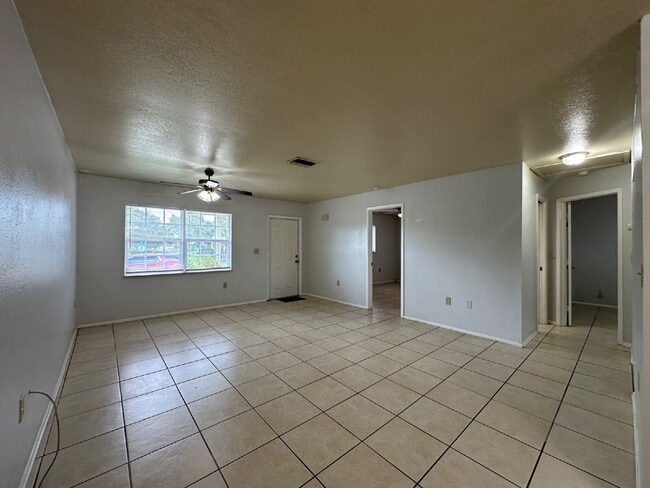 Building Photo - "Charming 2-Bed in Port Charlotte!"