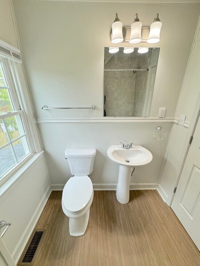 Building Photo - COME MEET YOUR NEW HOME! 2 BEDROOM APARTMENT IN PORTSMOUTH FOR RENT