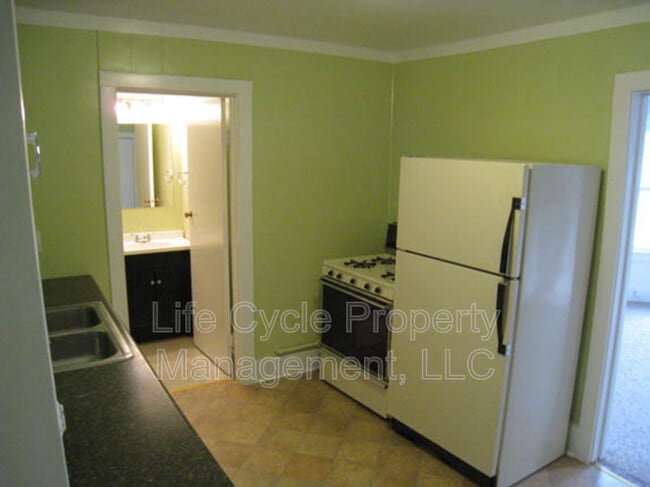 Building Photo - 815 College Ave NE