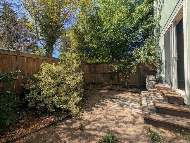 Building Photo - Spacious 3-Bedroom, 2.5-Bath Townhouse Near Churchill In Eugene!