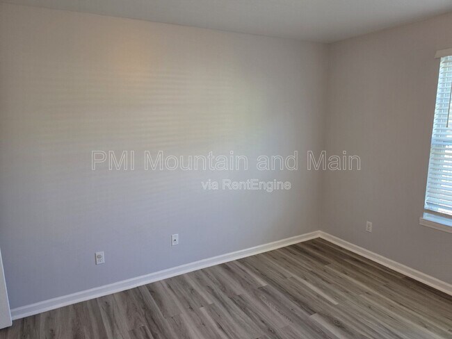 Building Photo - 25 Barnett Shoals Dr