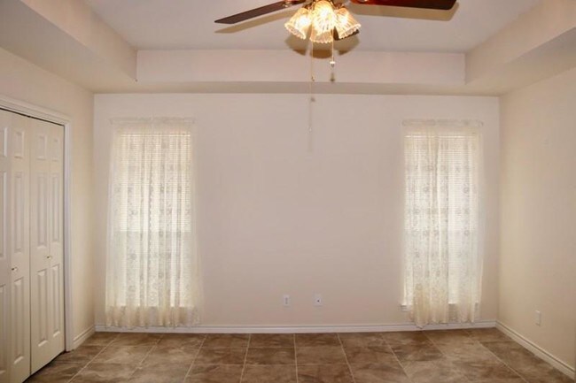 Building Photo - 903 Milroy Dr W