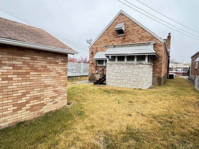 Building Photo - 6430 Bancroft Ave