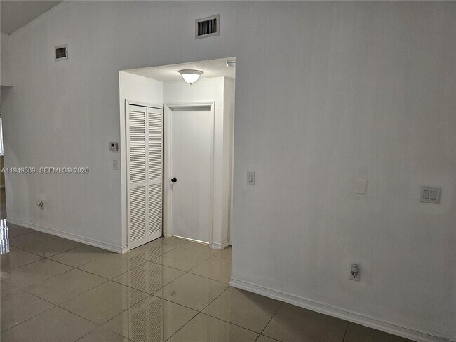 Building Photo - 2911 SE 13th Ave