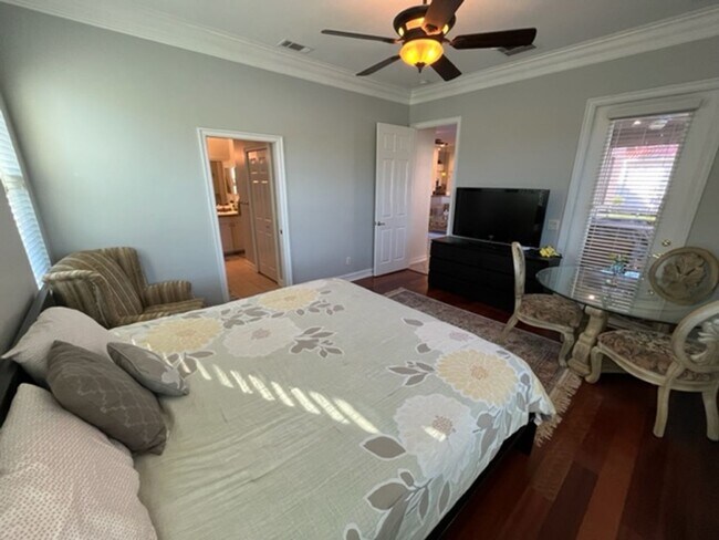 Building Photo - 12561 Lake Run Dr