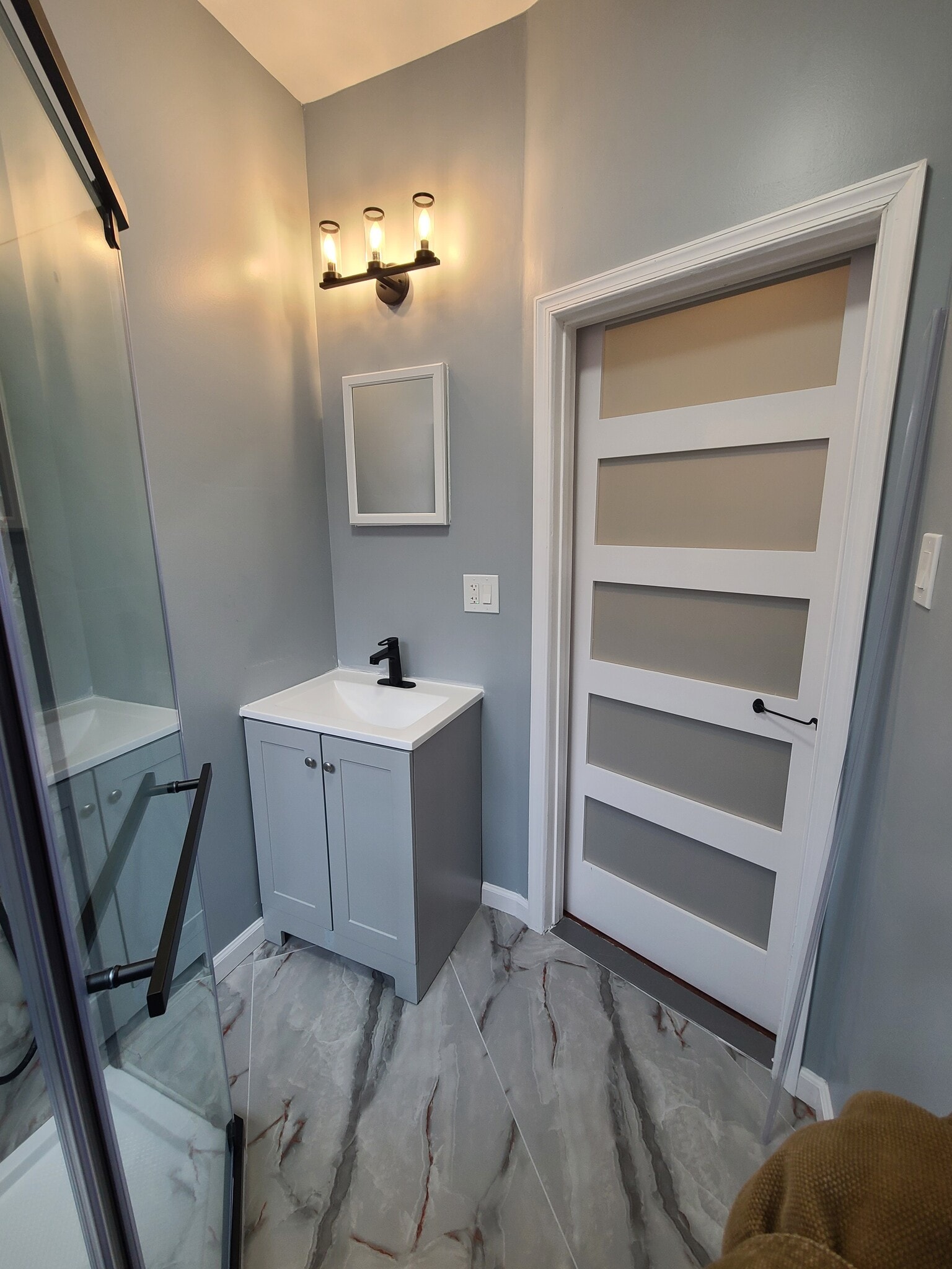 Full Bathroom - 2319 S Carlisle St