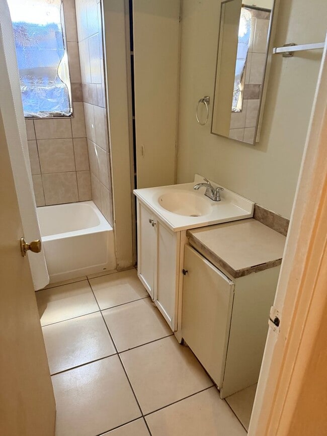 Building Photo - 1 Bedroom End Unit on a Corner Lot