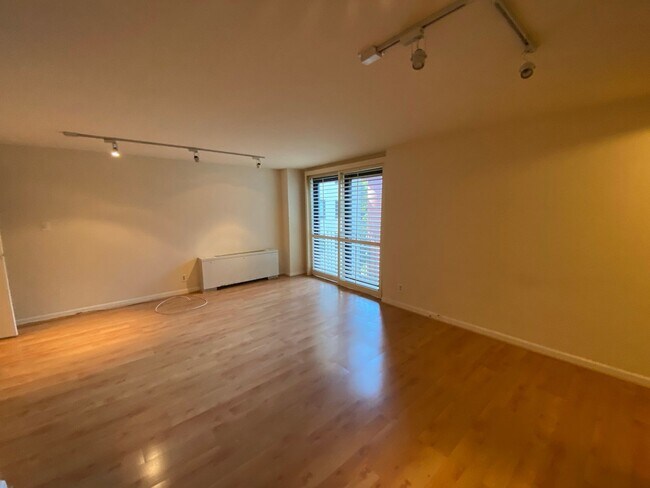 Building Photo - Centrally Located Dupont Circle at the Imperial House 1 Bed in the heart of it all! Utilities inc...