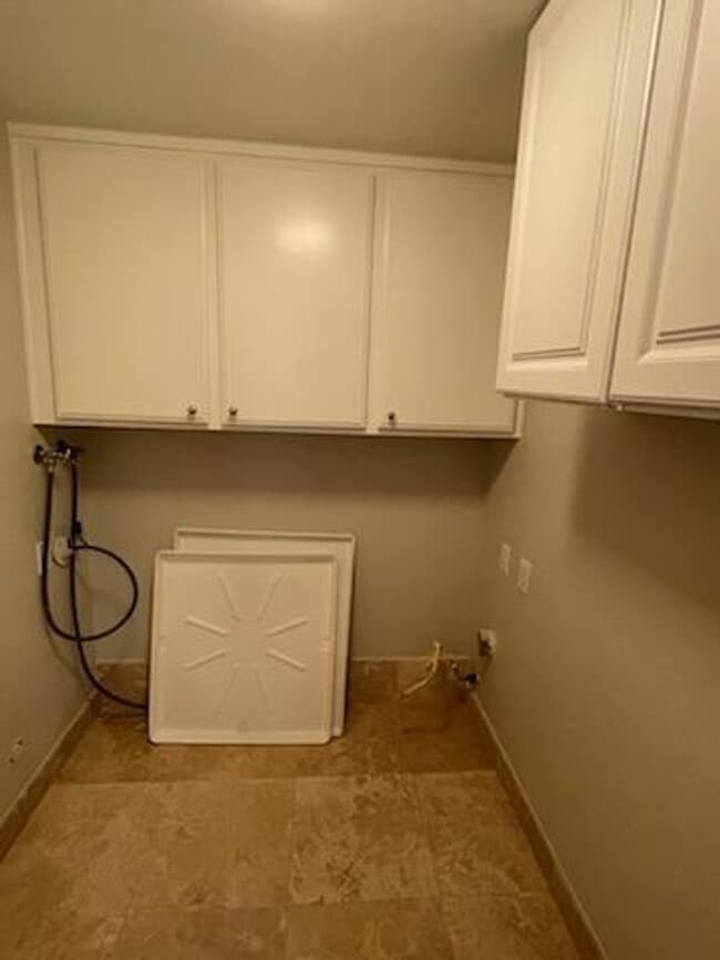 Building Photo - Impeccable end-unit La Mancha townhome in Mission Viejo