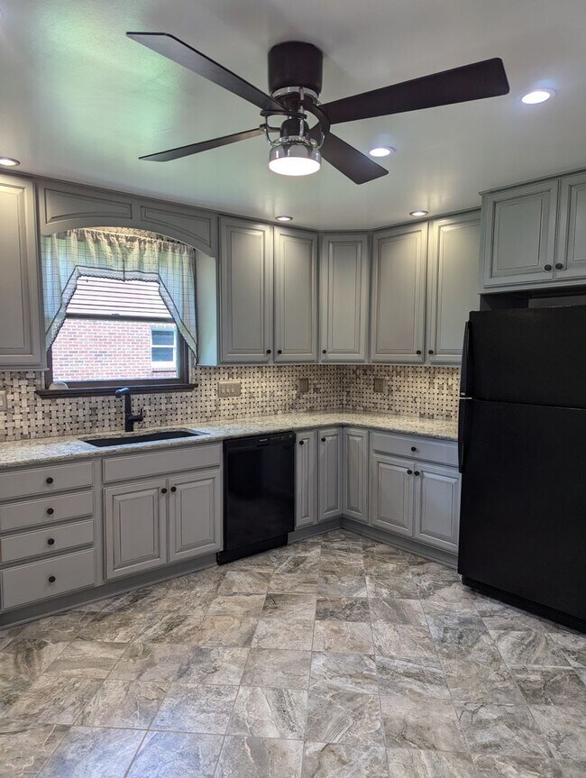 Building Photo - Nicely Renovated 2 Bedroom/2  Bath in Bon ...