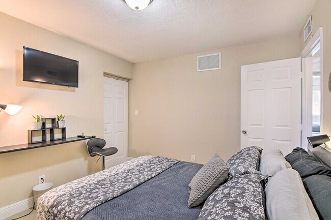 Building Photo - 441 NW 7th Terrace