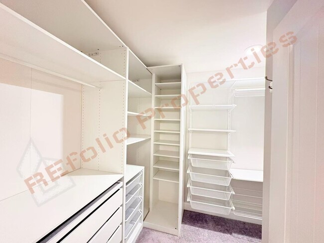 Building Photo - 713 Newlyn Dr