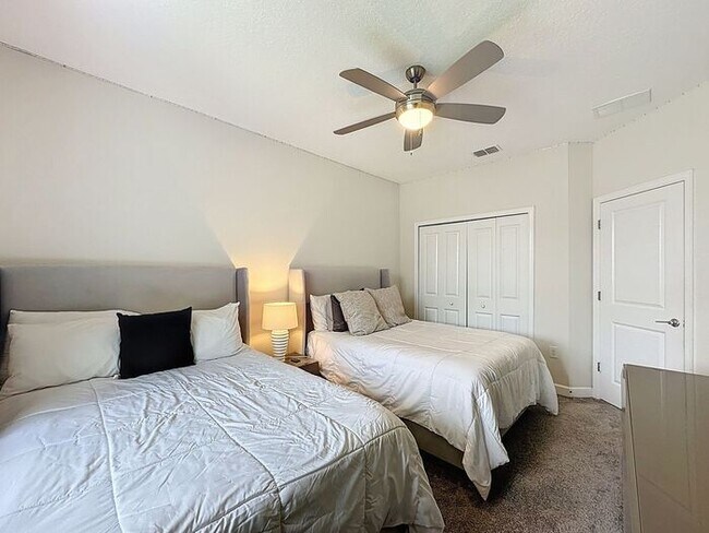 Building Photo - Beautiful Furnished townhome in Vistas of ...