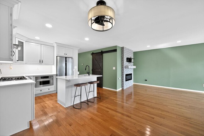 Building Photo - Beautiful 2 Bedroom, 1 Bathroom Condo In W...