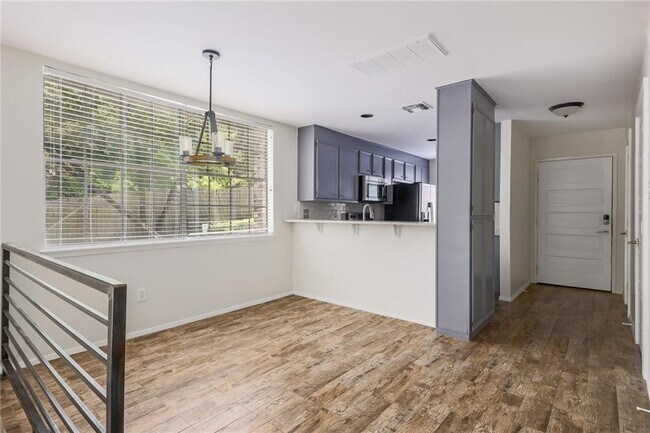 Building Photo - 1938 Holly Hill Dr