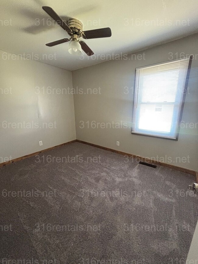 Building Photo - 3 bed 1 bath house available NOW!