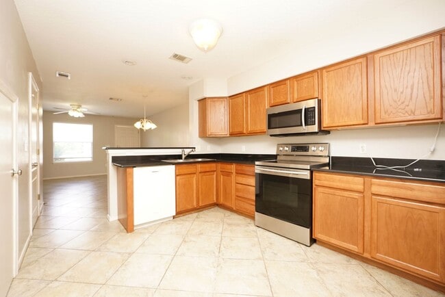 Building Photo - Two bed townhome in Bluewater with a Commu...
