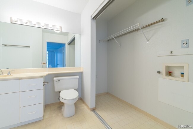 Building Photo - Cozy Ground Floor 1BR/1BA/1PKG unit in Sun...