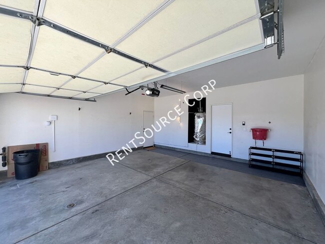 Building Photo - 3 Bedrooms/2 Bathrooms Single Story, Split...