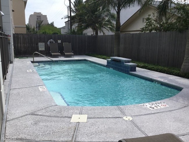 Building Photo - 107 E Acapulco St