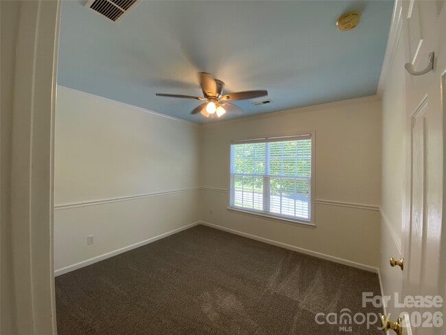 Building Photo - 9901 Hazelview Dr