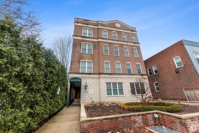 Building Photo - 2504 Green Bay Rd