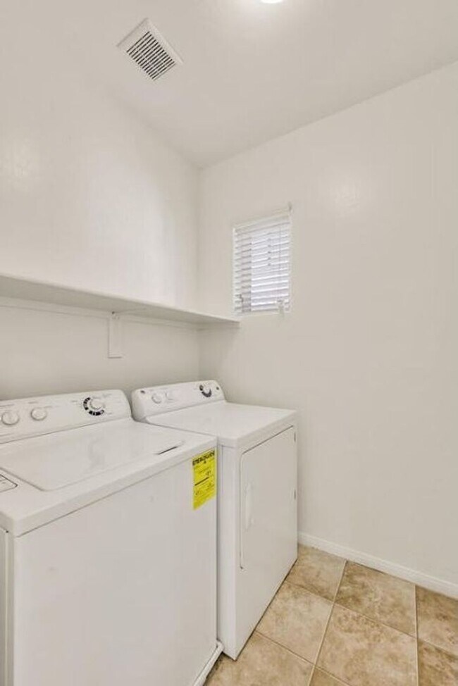 Building Photo - 614 Taliput Palm Pl