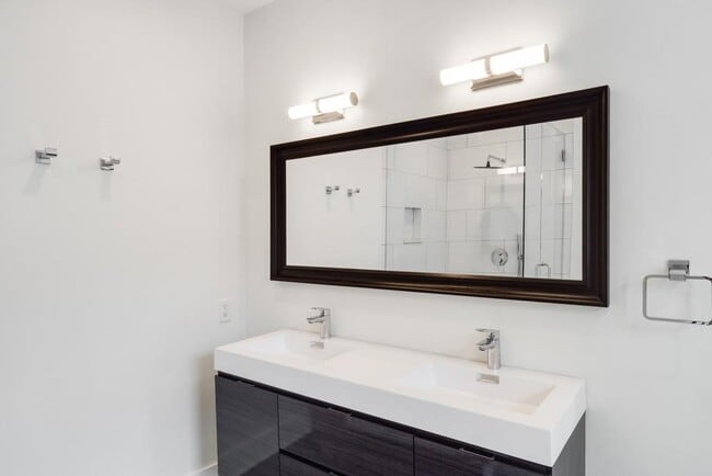 Building Photo - 564 Parkway Dr NE