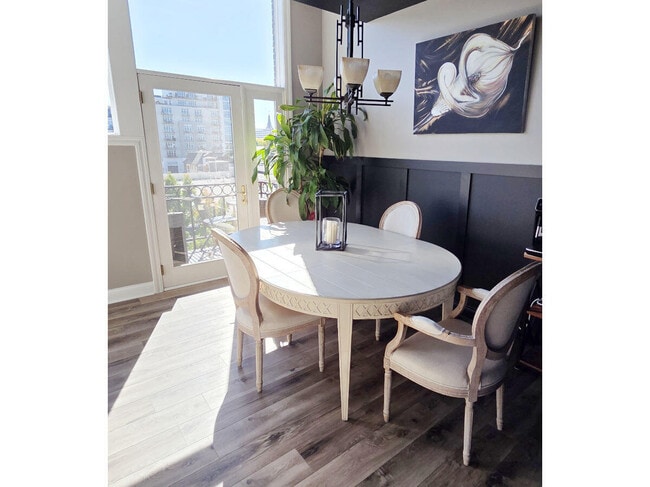 Building Photo - 1515 N Van Buren St